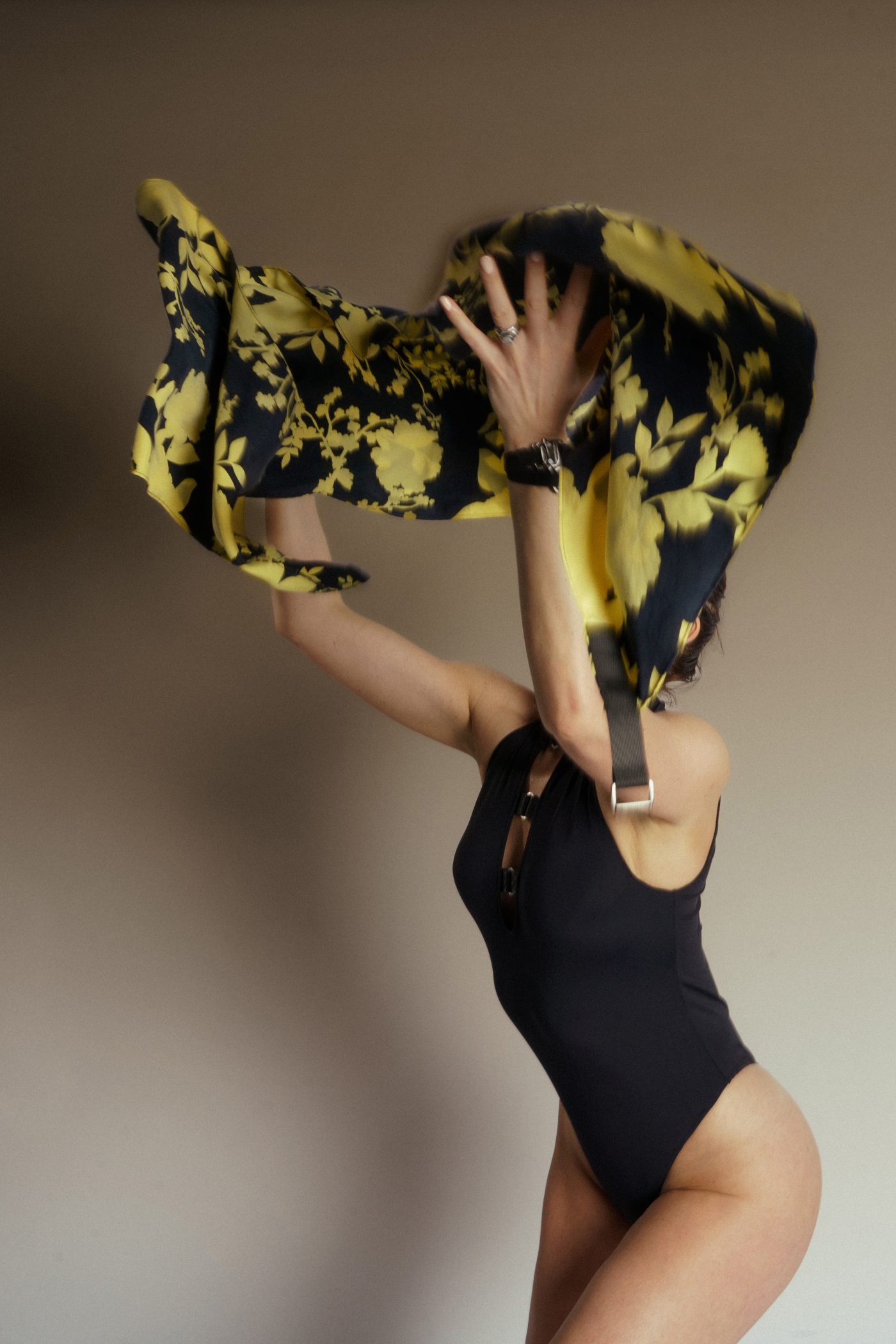 KM01 Scarf Floral Yellow / Black - Image 3